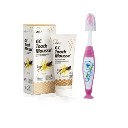 Set crema topica pe baza de apa GC TOOTH MOUSSE, vanilie, 40g si periuta copii 0-7 ani roz